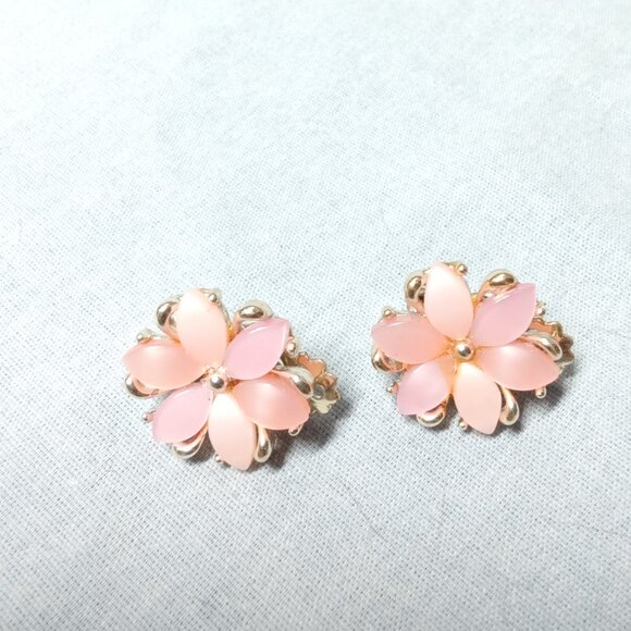 Vintage Peach Flower Clip-on Earrings - Picture 4 of 5